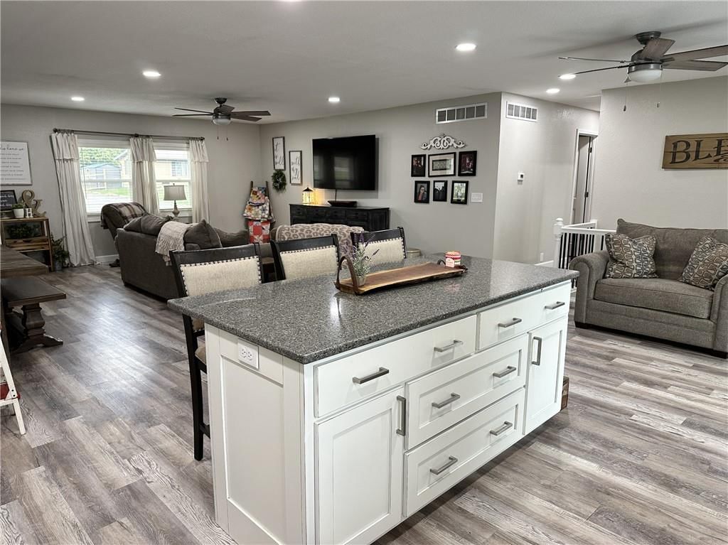 1712 Hillcrest Drive — photo 8