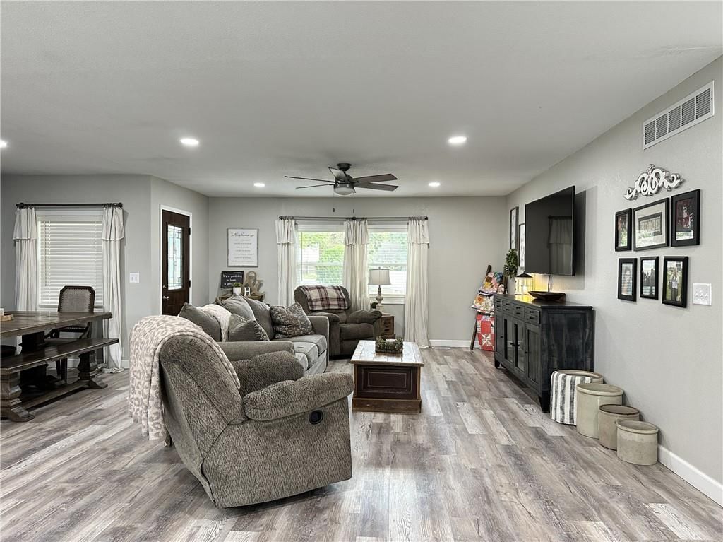 1712 Hillcrest Drive — photo 9