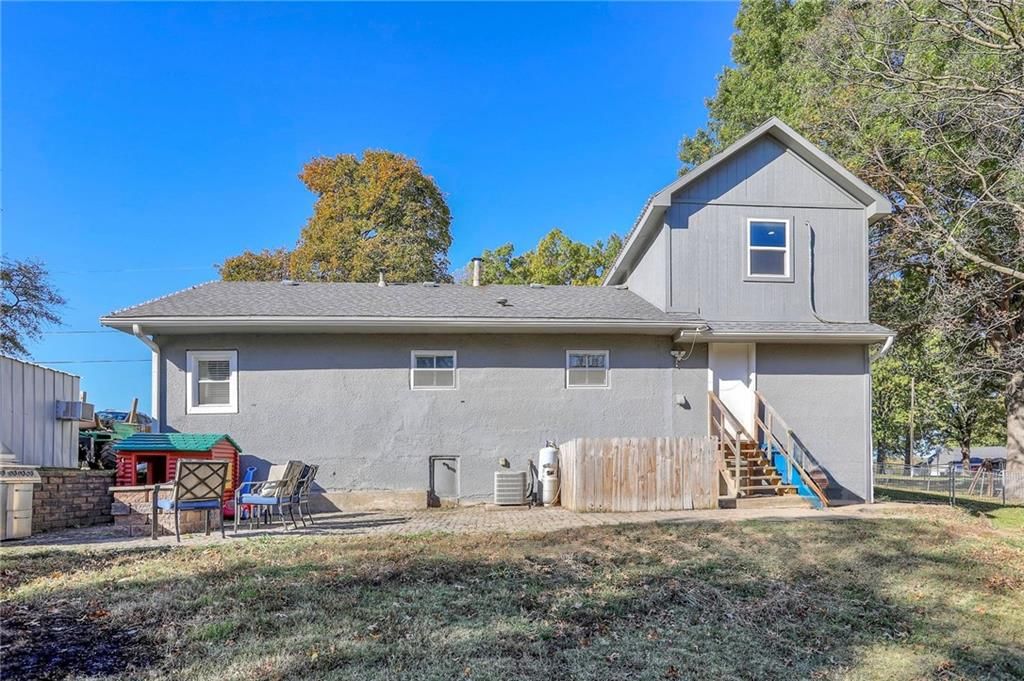 915 Dickinson Road — photo 32