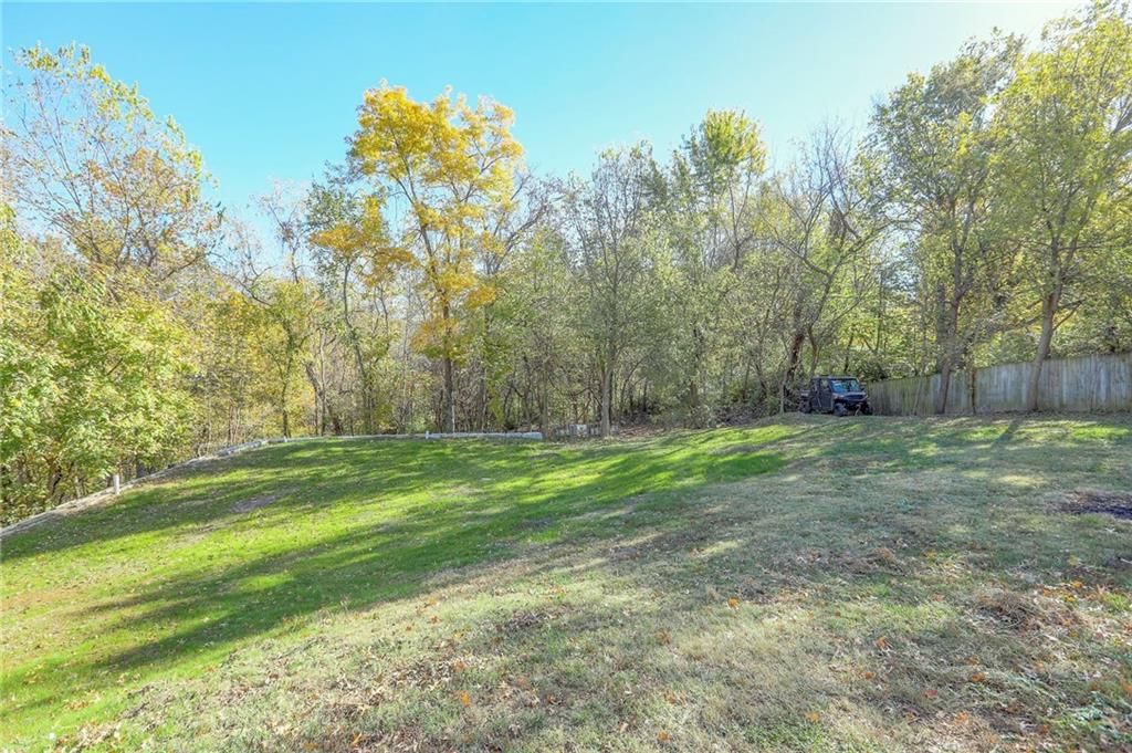 915 Dickinson Road — photo 33