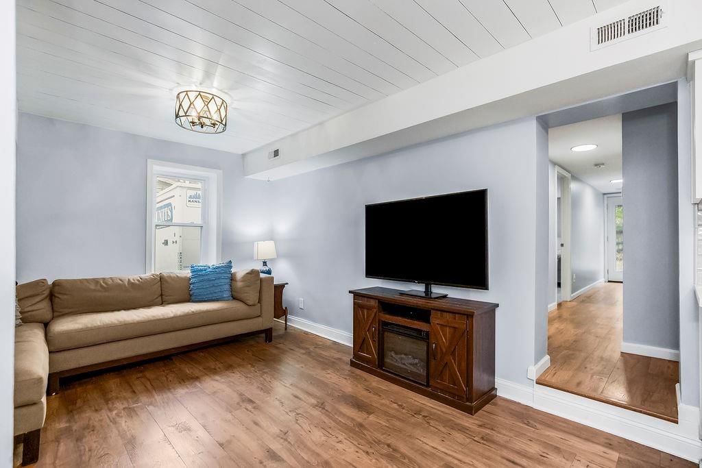 8936 Oak Street — photo 9