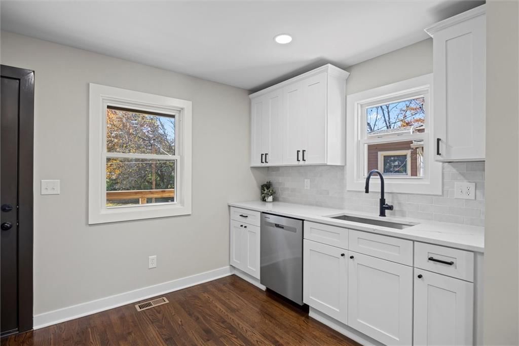 205 W 82nd Terrace — photo 9