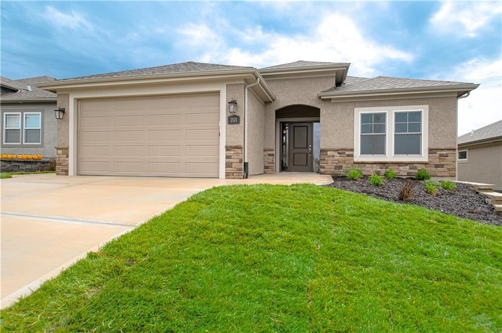 2121 Greenfield Point, Kearney, MO: listing photo 2