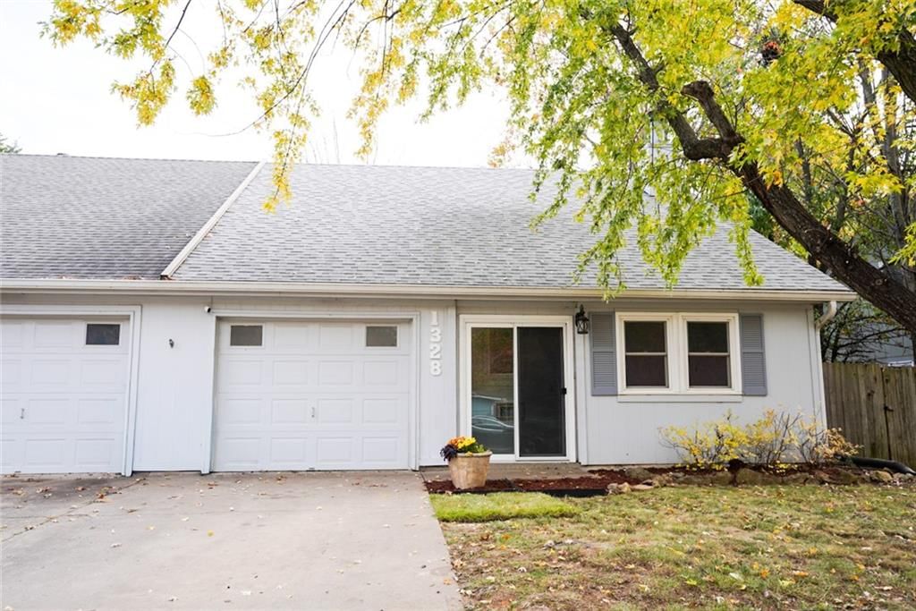 1328 N Harvey Drive — photo 1