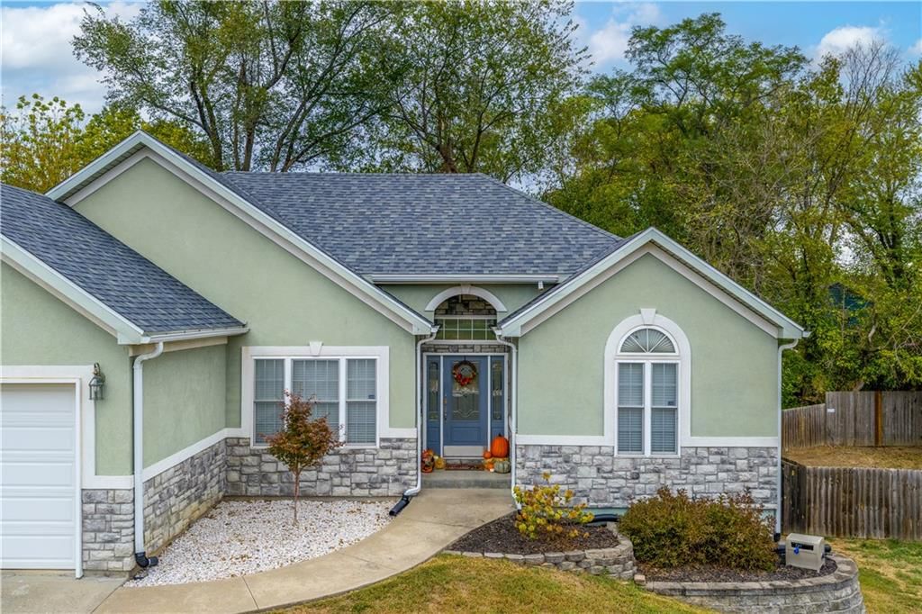 211 Westgate Circle — photo 2