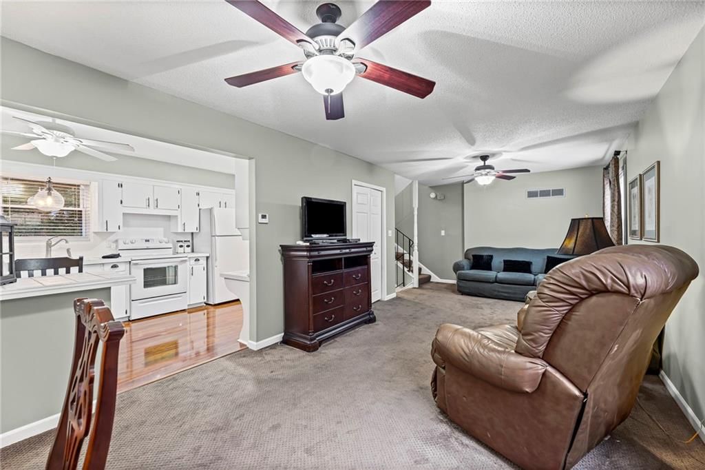 3725 NE COLONIAL Drive — photo 1