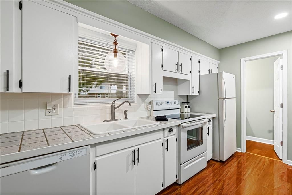 3725 NE COLONIAL Drive — photo 7