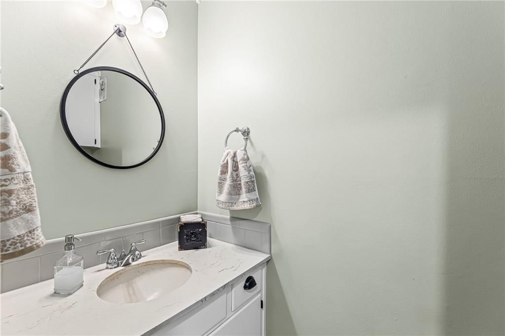 3725 NE COLONIAL Drive — photo 10