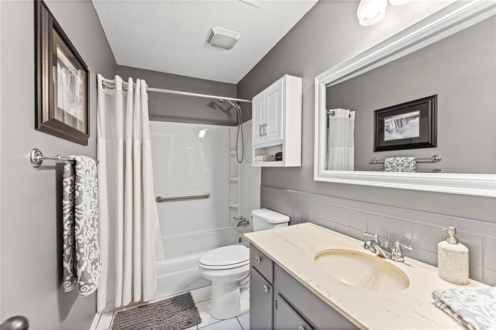 3725 NE COLONIAL Drive — photo 14