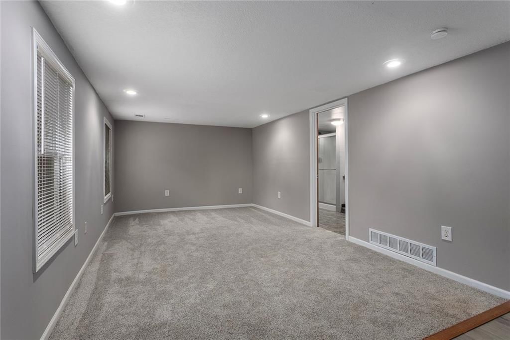 5876 N Oakley Avenue — photo 3