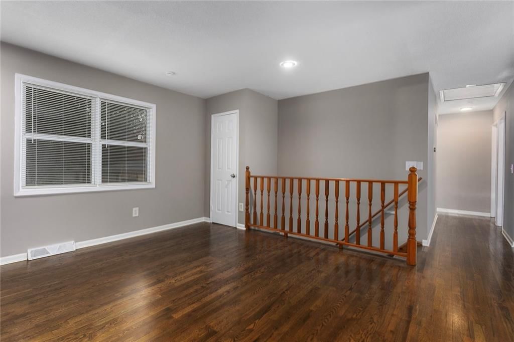 5876 N Oakley Avenue — photo 11