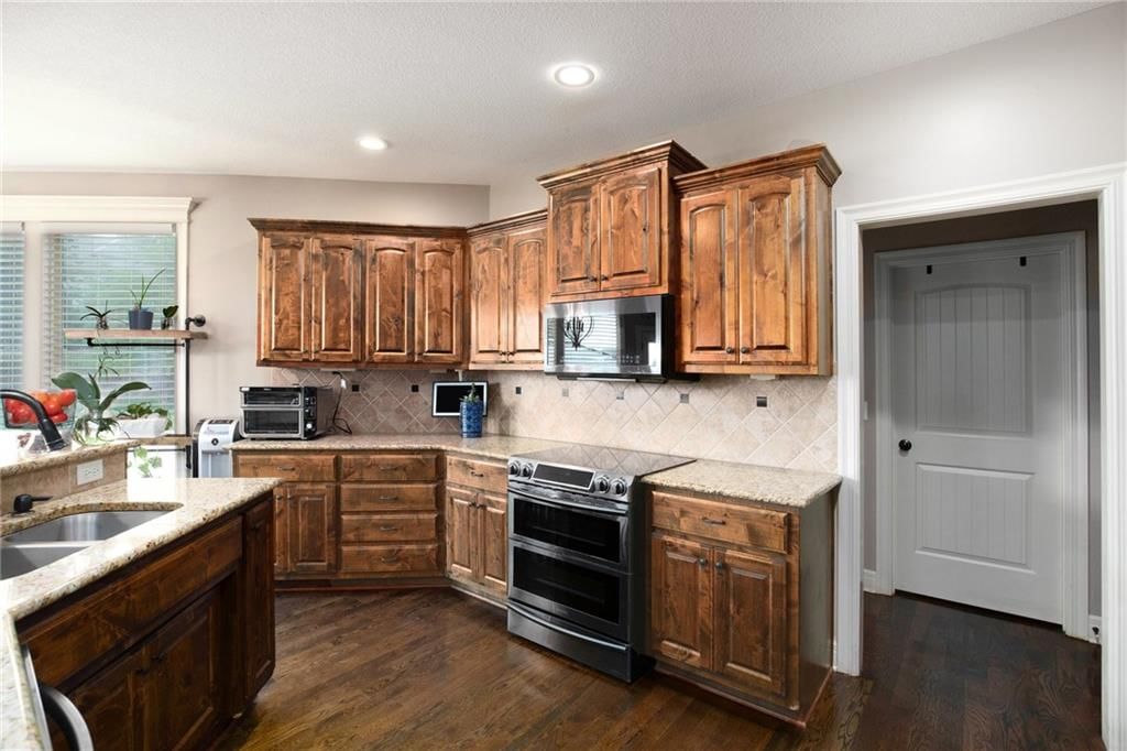 6131 N Elmwood Avenue — photo 15