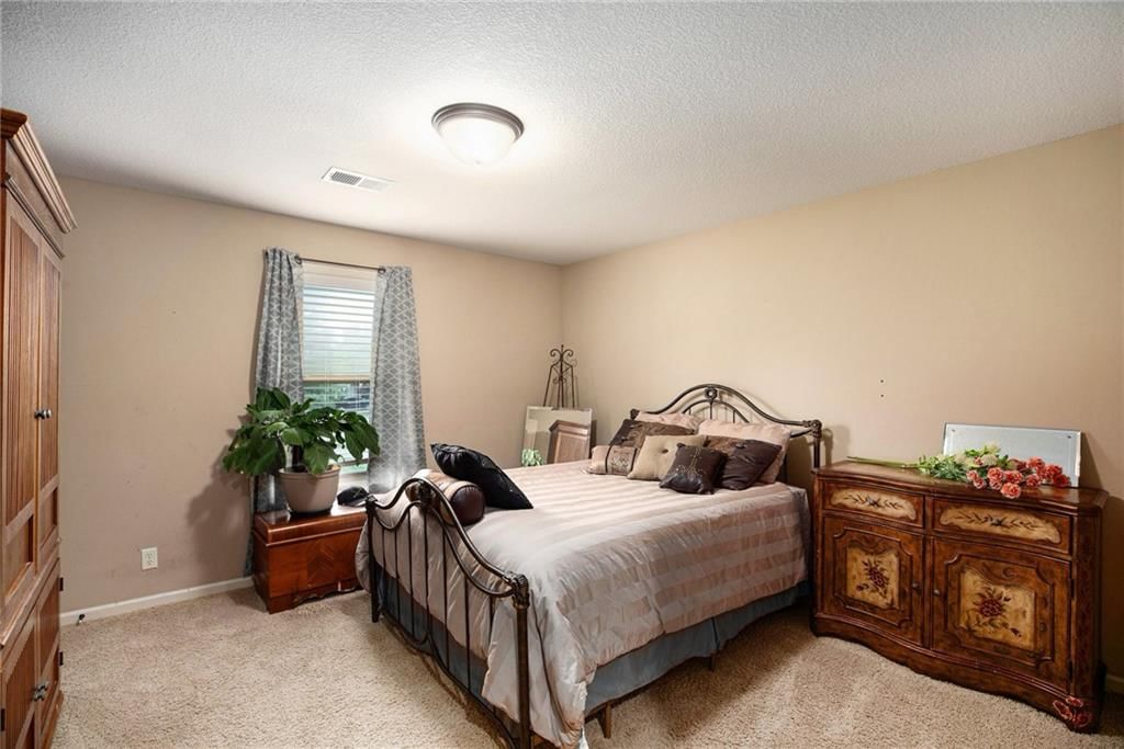 6131 N Elmwood Avenue — photo 25