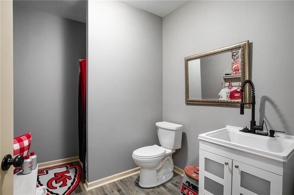 6131 N Elmwood Avenue — photo 33