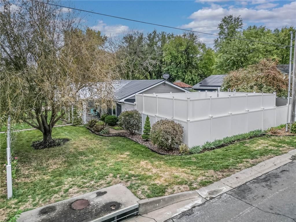 525 Pleasant Street — photo 32
