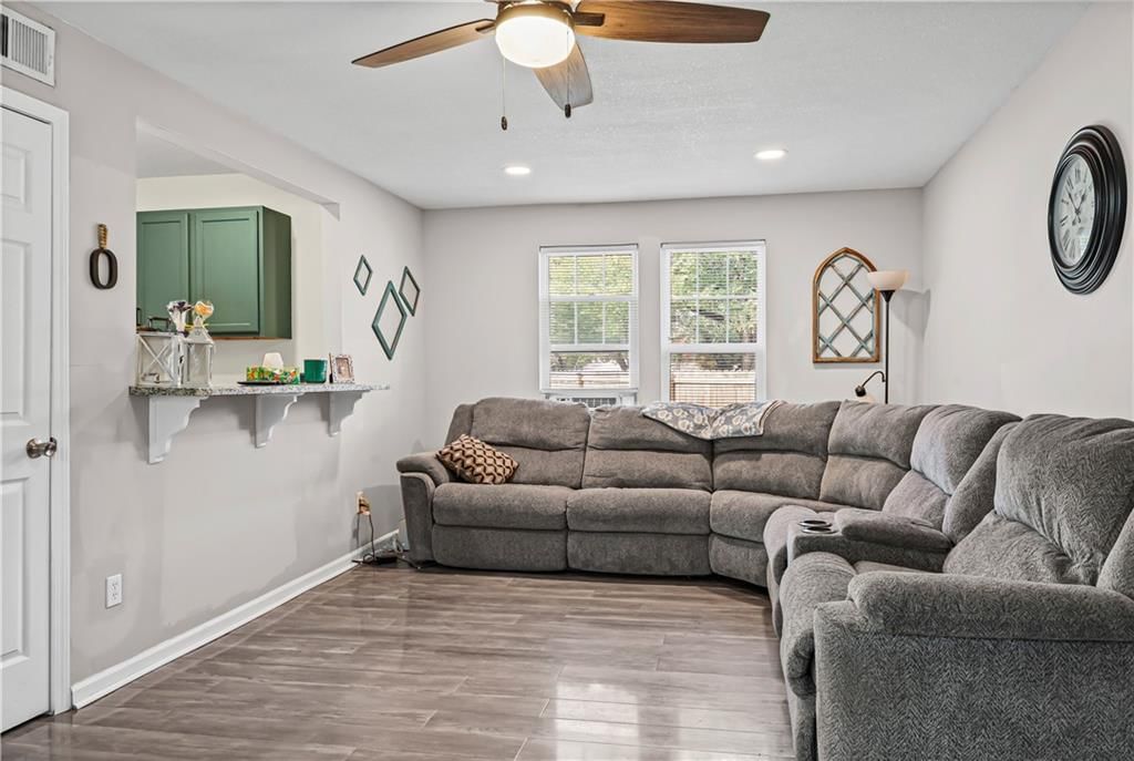 210 NE Maple Street — photo 1