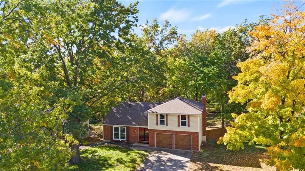 6606 NW Quail Run Drive, Parkville, MO