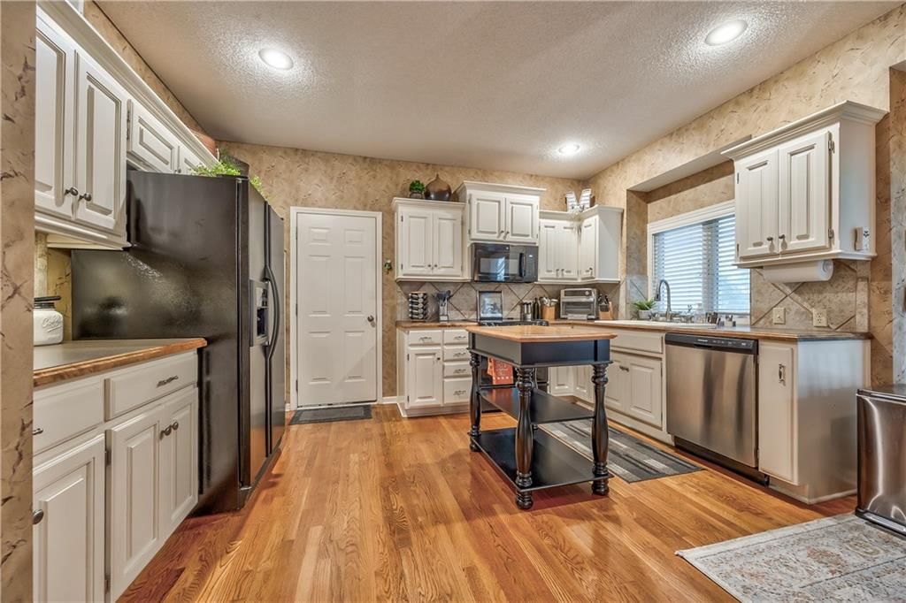 Photo 11 of 27 - 14306 Russell Street