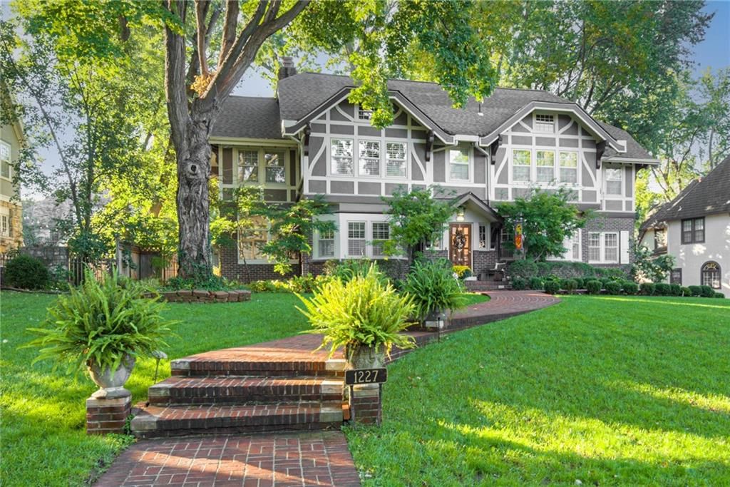 1227 Huntington Road, Kansas City, MO