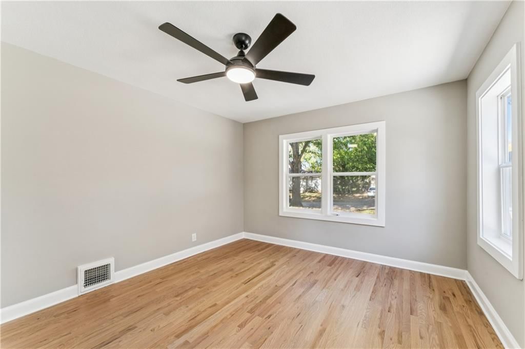209 E 72nd Terrace — photo 16
