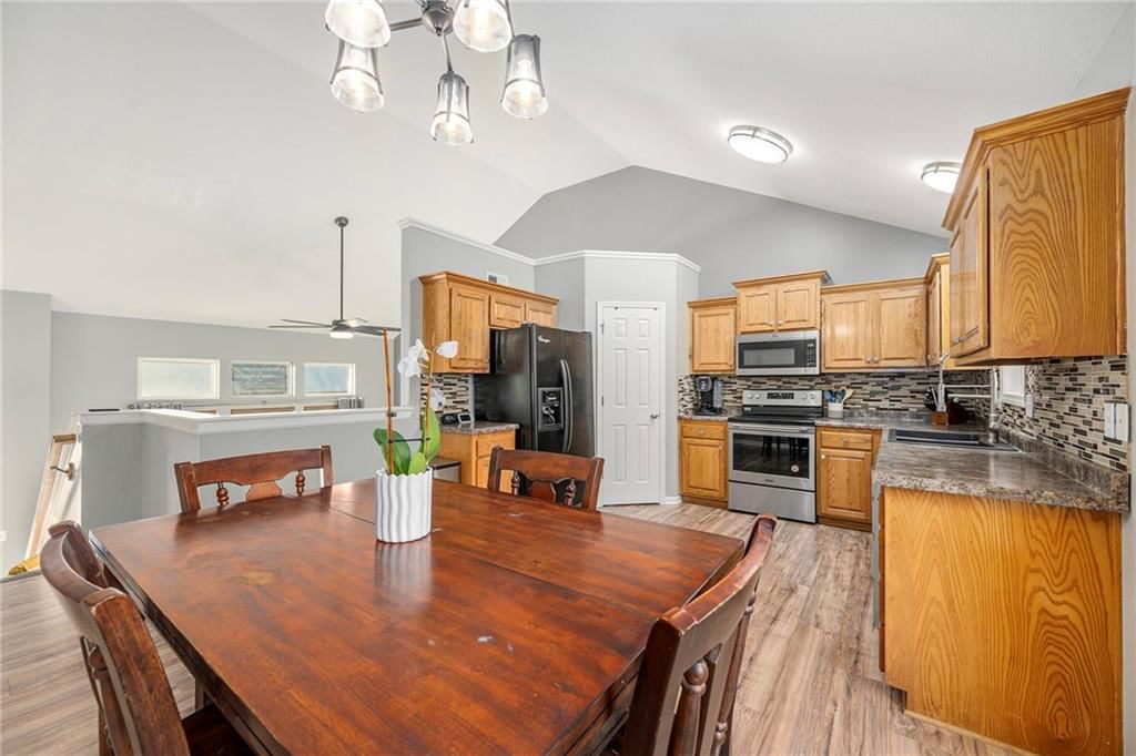 254 W Cheyenne Street — photo 7