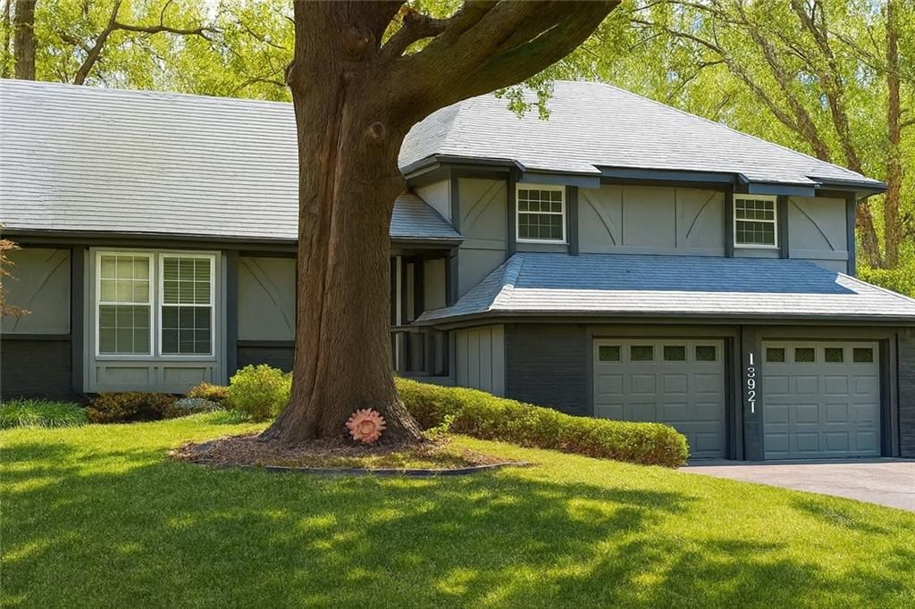 13921 S Brookwood Court, Olathe, KS
