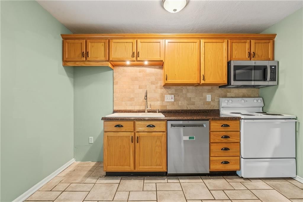 Photo 10 of 26 - 6404 W 82nd Street