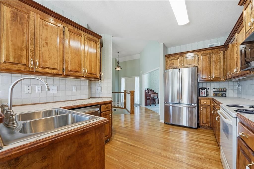 5015 Millbrook Street — photo 6