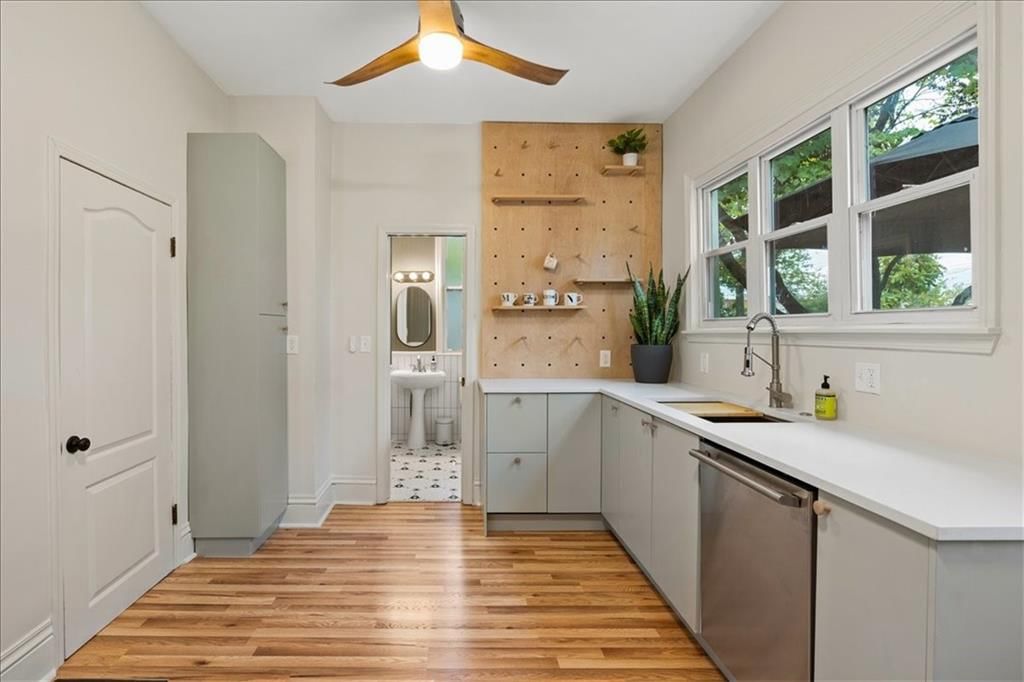 Photo 11 of 24 - 3137 Mcgee Street