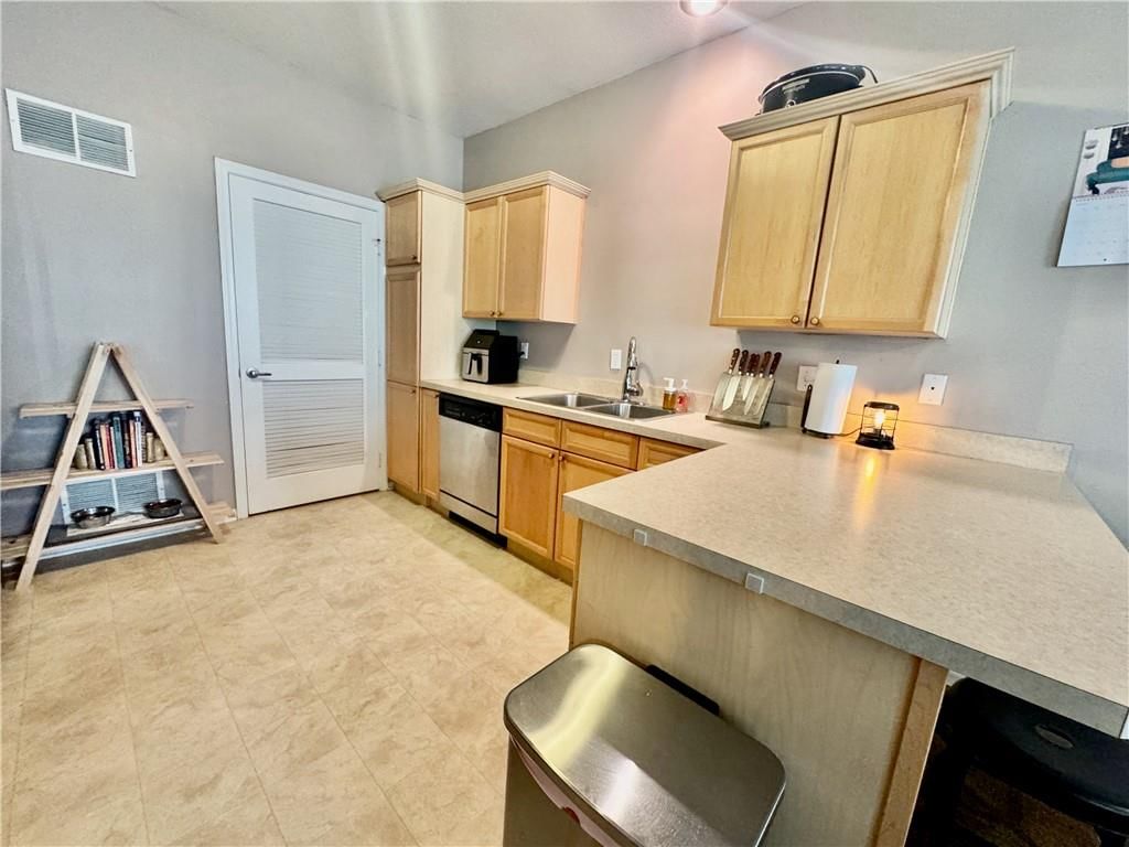 11741 S Roundtree Street — photo 9