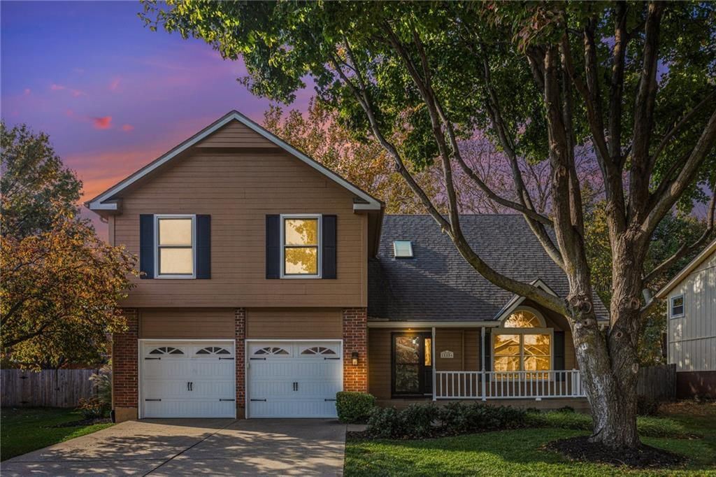 15856 Glenwood Avenue, Overland Park, KS