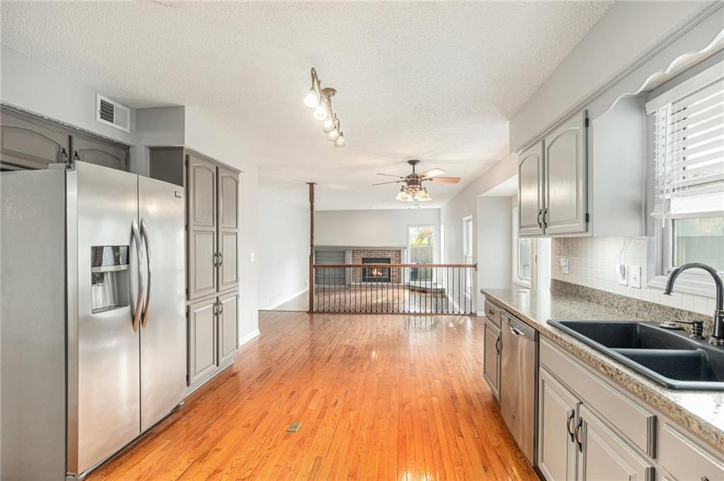 15856 Glenwood Avenue — photo 9