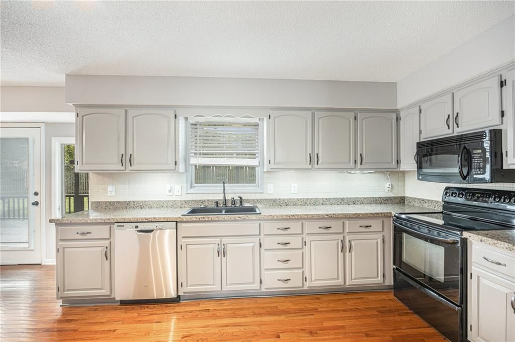 15856 Glenwood Avenue — photo 29
