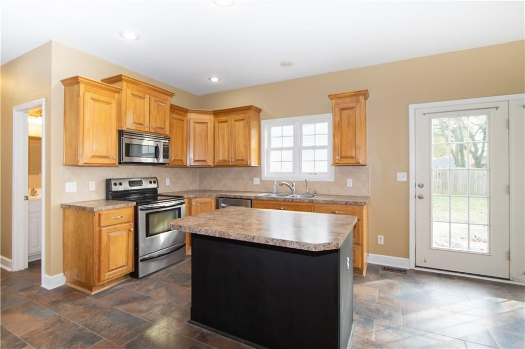516 Westgate Court — photo 3