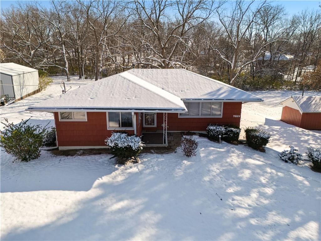 7019 N Elm Street — photo 2