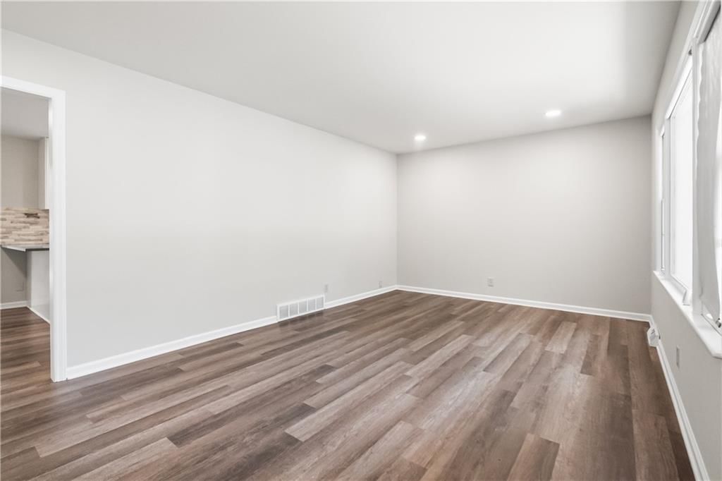 10104 Cambridge Avenue — photo 5
