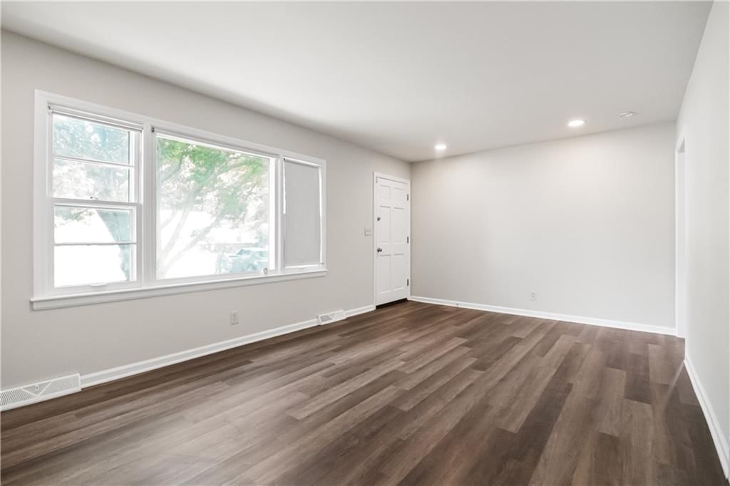 10104 Cambridge Avenue — photo 6