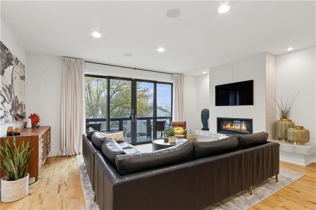 1913 W 48th Street — photo 5