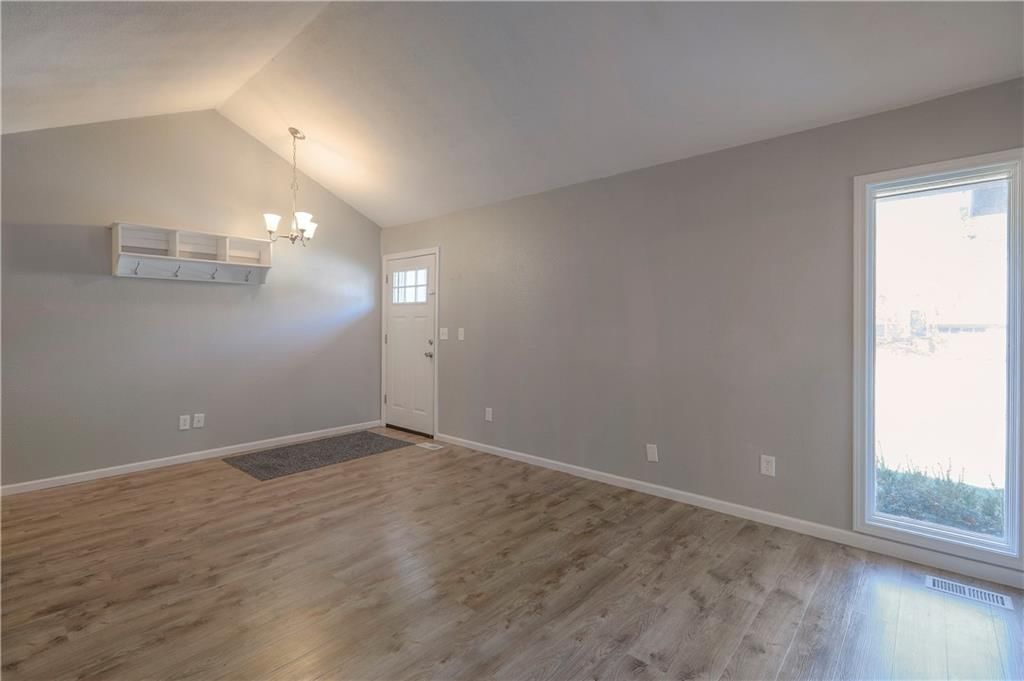 Photo 5 of 39 - 711 NE Ash Street
