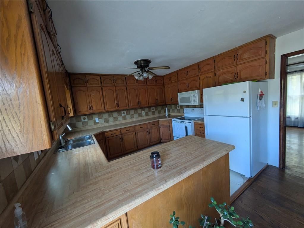 Photo 16 of 31 - 7003 N Brookside Road