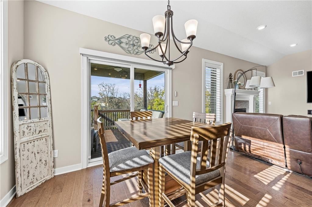 Photo 10 of 42 - 206 NW Joshua Drive