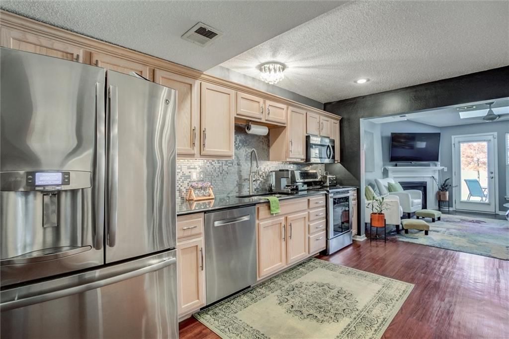 8146 N Elmwood Avenue — photo 4