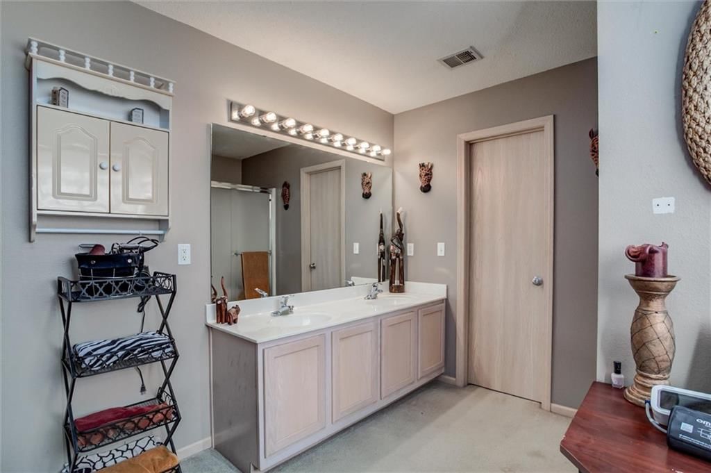 8146 N Elmwood Avenue — photo 12