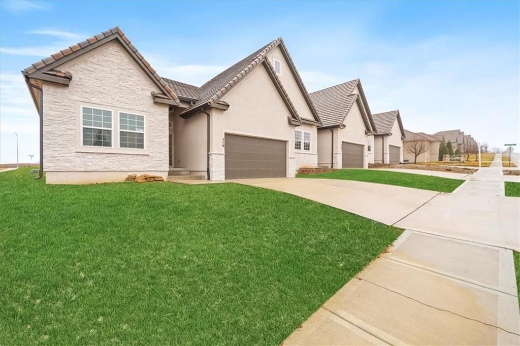 718 NE Lone Hill Drive — photo 2