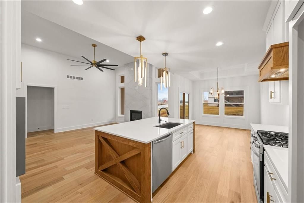 718 NE Lone Hill Drive — photo 8