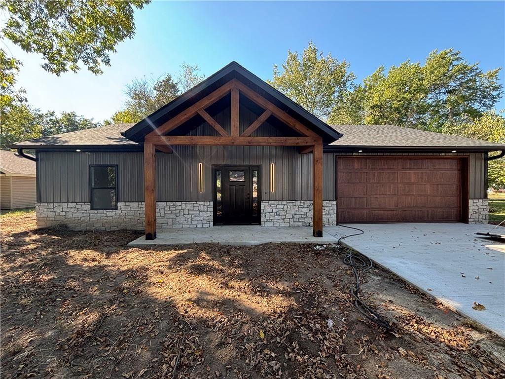 103 N Cherokee Street, Frontenac, KS