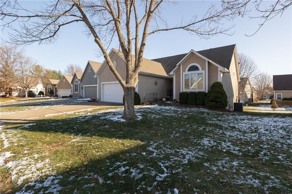 913 SW Lauren Court — photo 3