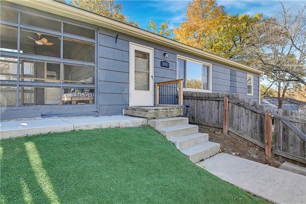 657 NE Russell Road — photo 4