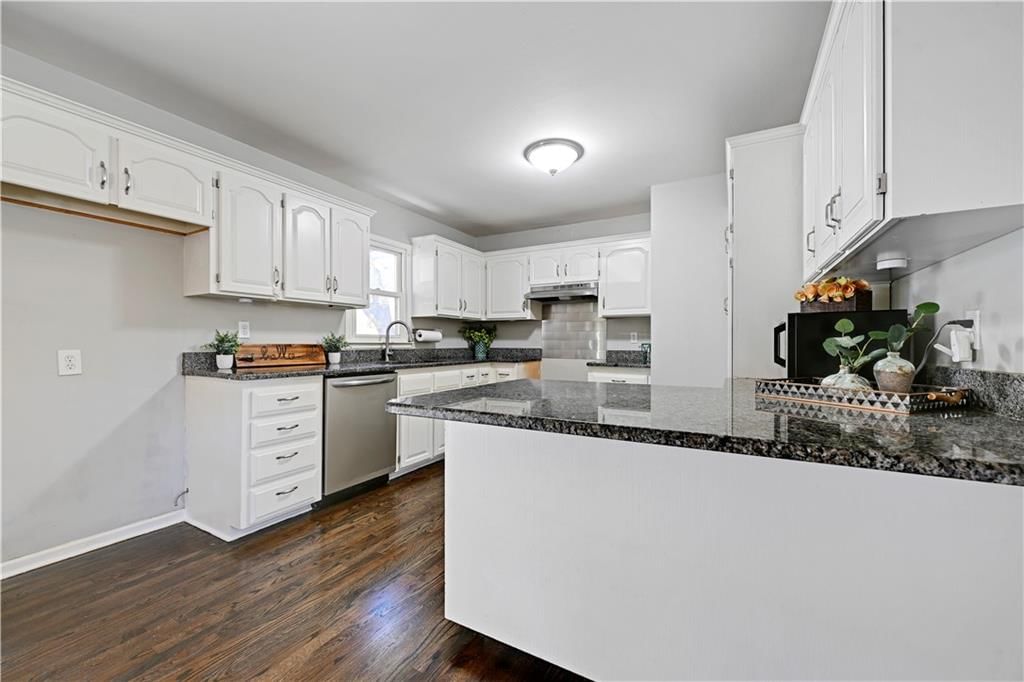 657 NE Russell Road — photo 7