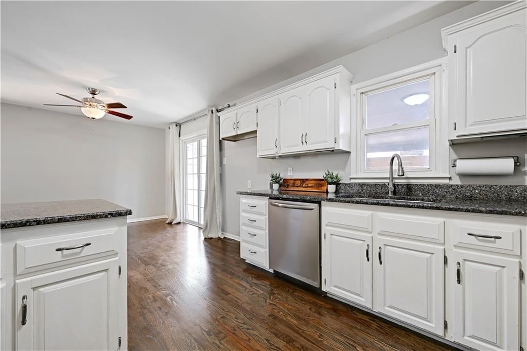 657 NE Russell Road — photo 9
